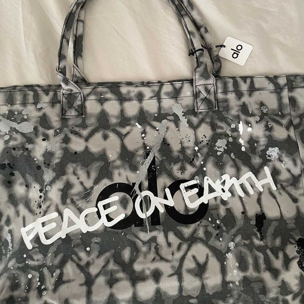 Alo Yoga Limited Edition Holiday Tote Bag!